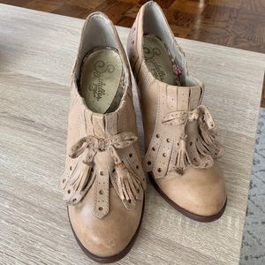 Seychelles Leather Heeled Booties 🌹